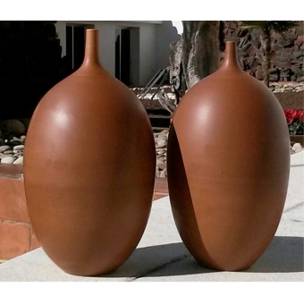 A pair of vases made using PF clay. Made by Ceràmiques Sedó.